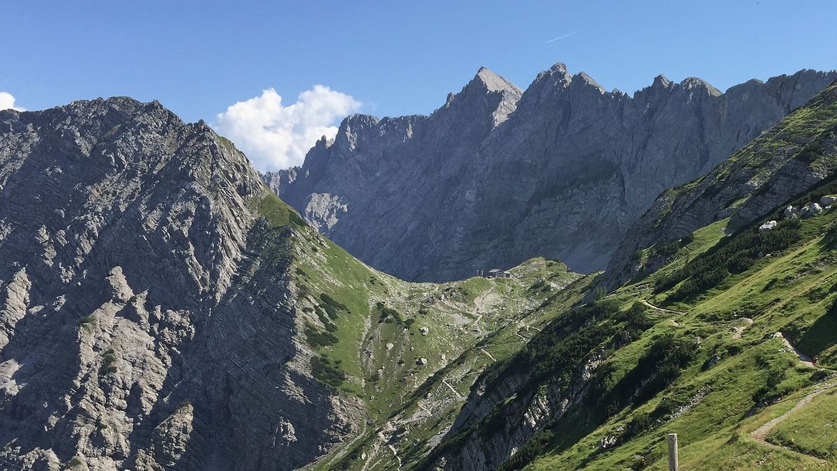 Muere al caer de un pico de Los Alpes cuando tomaba una foto a su mujer