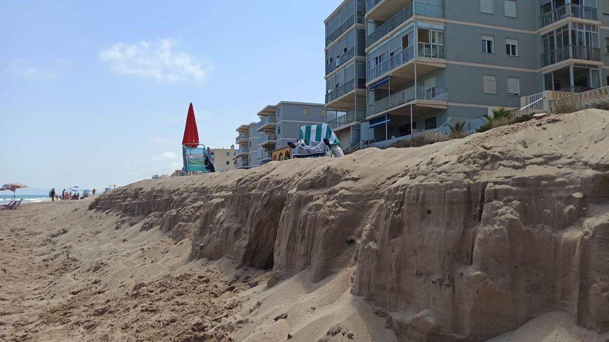 Trasladan la playa accesible de Tavernes de la Valldigna, que se queda sin arena por la regresión Trasladan la playa accesible de Tavernes de la Valldigna, que se queda sin arena por la regresión