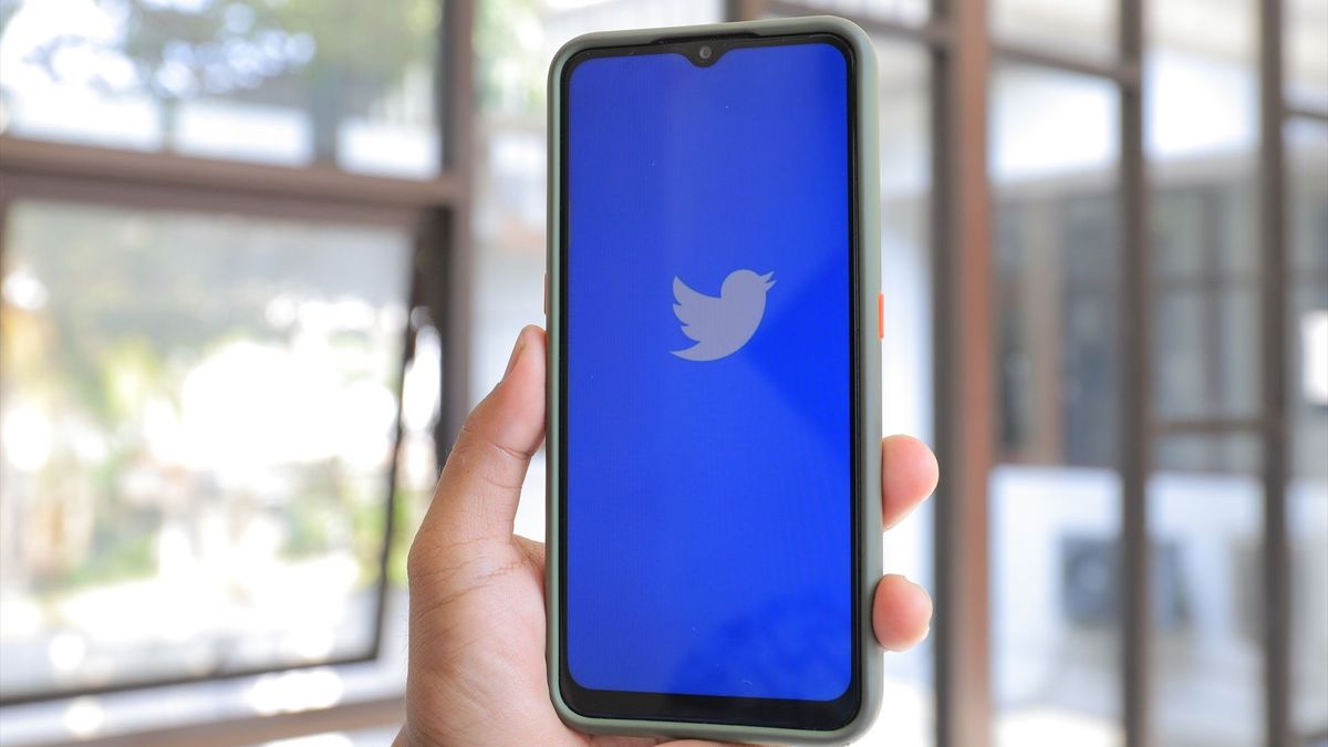 Un dispositivo móvil abriendo la aplicación de Twitter