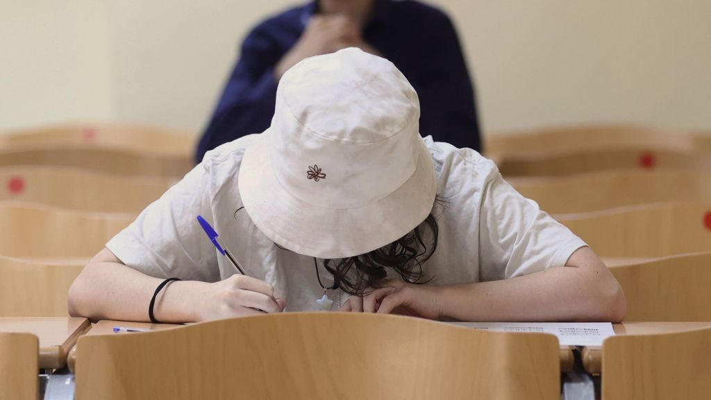 Una alumna realizando un examen en Madrid