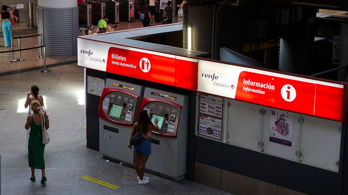 Una persona en una de las máquinas de venta de billetes en la estación Madrid-Atocha Cercanías, a 8 de agosto de 2022, en Madrid (España).