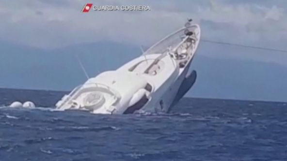 Uno yacht di lusso di 40 metri è affondato al largo delle coste del sud Italia