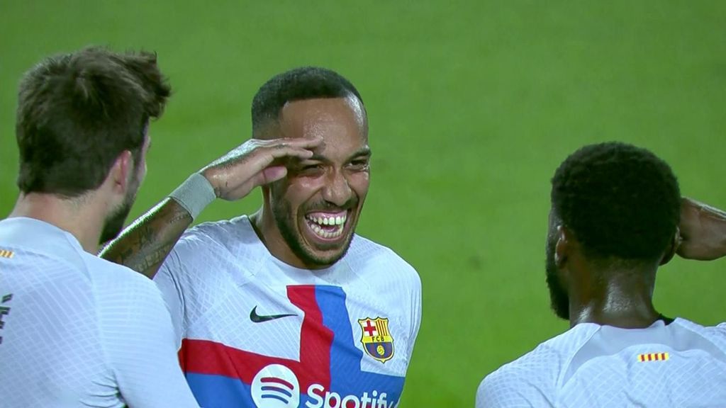 Aubameyang lleva el gol en las venas: su celebración con pie y medio fuera del Barça