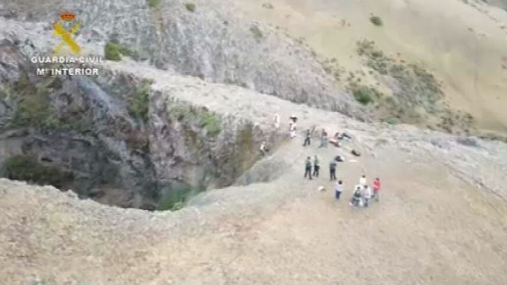 Un tiro en la nuca y una caída de 50 metros, la Guardia Civil resuelve el crimen de la sima en La Rioja