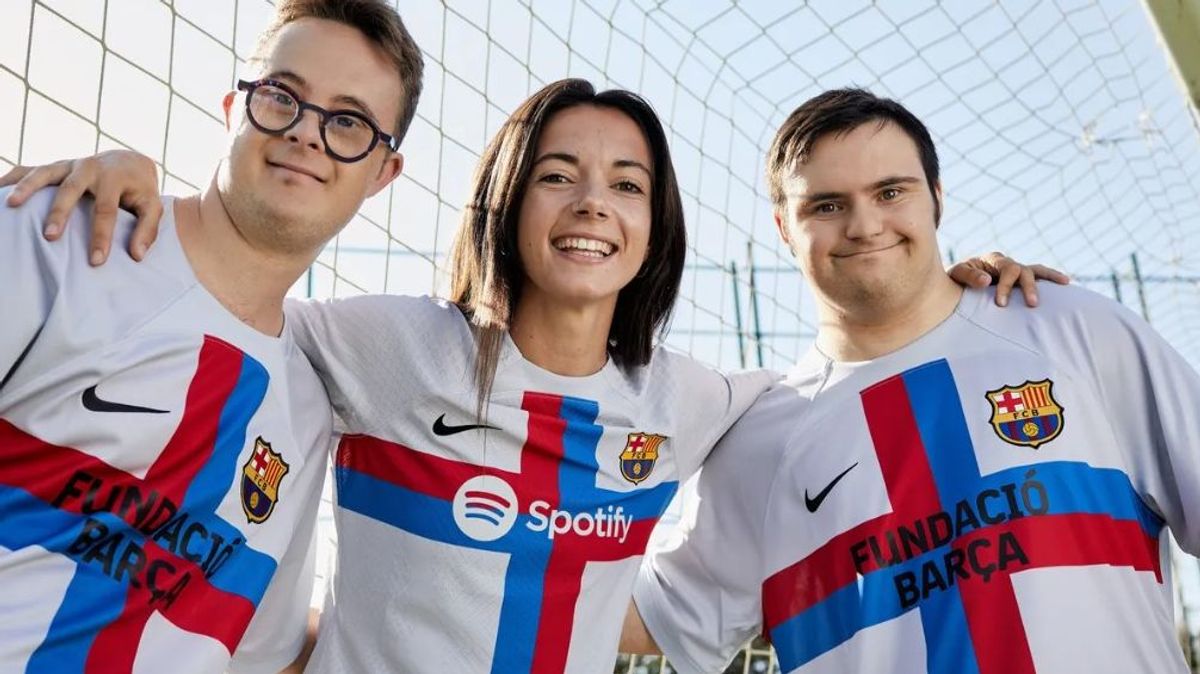 Aitana Bonmatí con dos chicos de la Fundación Barça Genuine