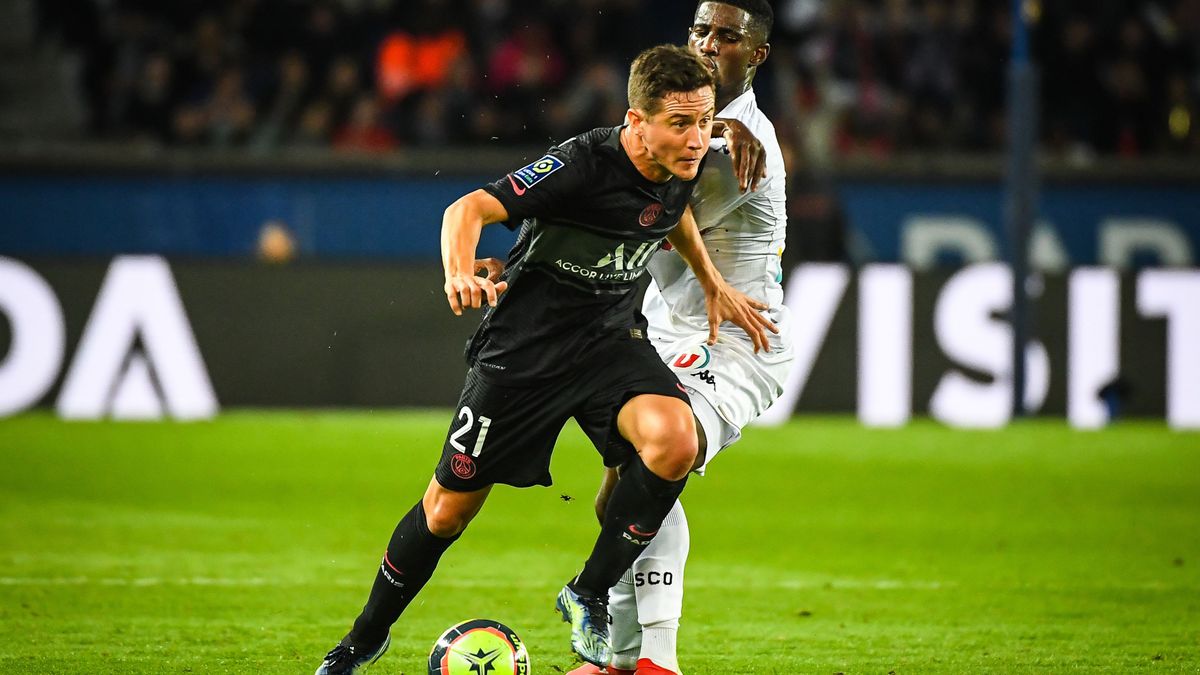 Ander Herrera viste la camiseta del PSG durante un partido Ander Herrera viste la camiseta del PSG durante un partido