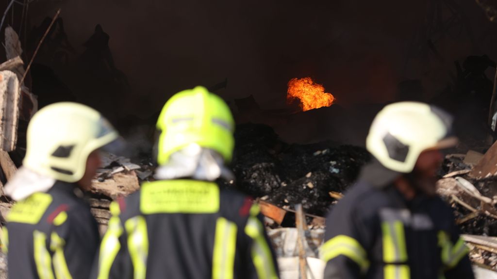 Bomberos durante las labores de extinción