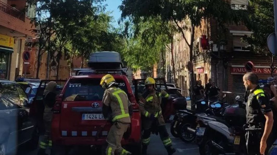Dos hermanos en estado crítico en un incendio en Badalona