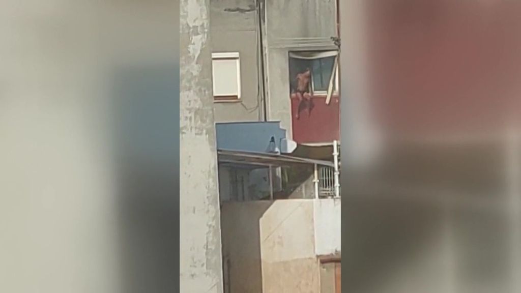 Dos menores en estado grave tras saltar por la ventana huyendo de un incendio en Badalona