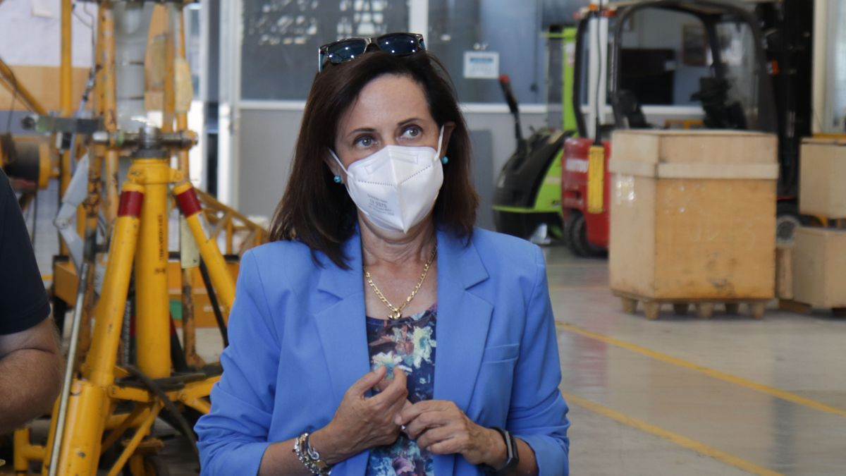 EuropaPress 4638381 ministra defensa margarita robles conversa visita maestranza aerea albacete EuropaPress 4638381 ministra defensa margarita robles conversa visita maestranza aerea albacete