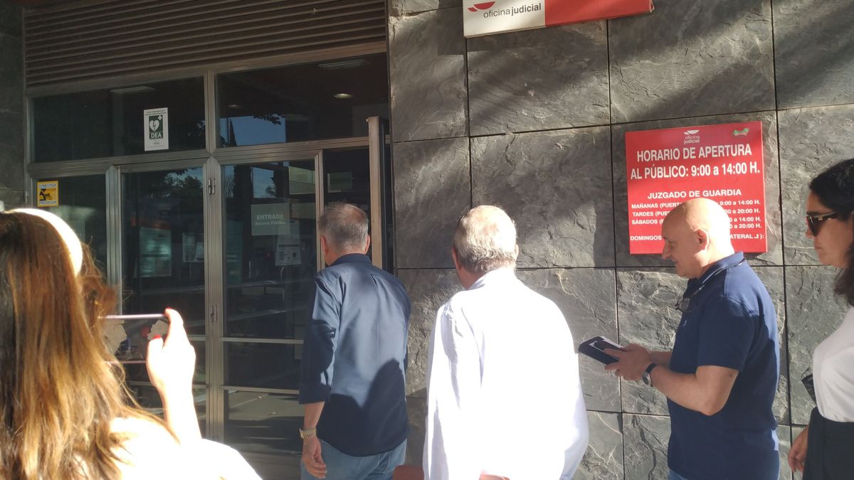 EuropaPress 4640554 gerentes restaurante atrio jose polo tono perez camisa oscura entrando EuropaPress 4640554 gerentes restaurante atrio jose polo tono perez camisa oscura entrando