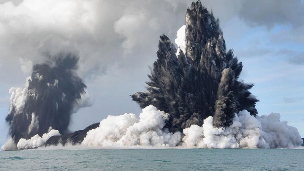 La ola creada por la erupción del volcán Tonga alcanzó los 90 metros