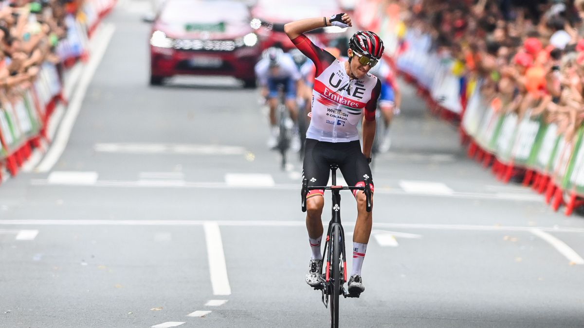 Miles de personas reciben en Bilbao la victoria de Marc Soler en la Vuelta Ciclista