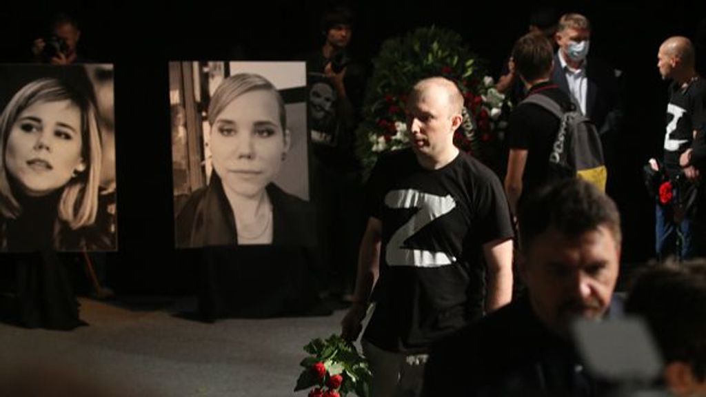 MOSCOW, RUSSIA - AUGUST 23: (RUSSIA OUT) A man wearing a t-shirt with letter 'Z', a symbol of support of Russian invasion on Ukraine, holds flowers during a memorial ceremony for Daria Dugina, on August 23, 2022 in Moscow, Russia. Russian media commentator and political activist Daria Dugina was killed in a car bomb atack last Sunday. (Photo by Contributor/Getty Images)
