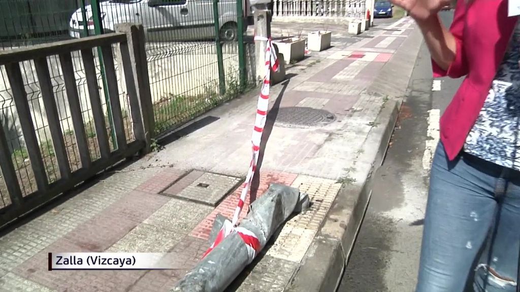 Muere golpeada por una farola que cayó al suelo tras un accidente de coche en Vizcaya