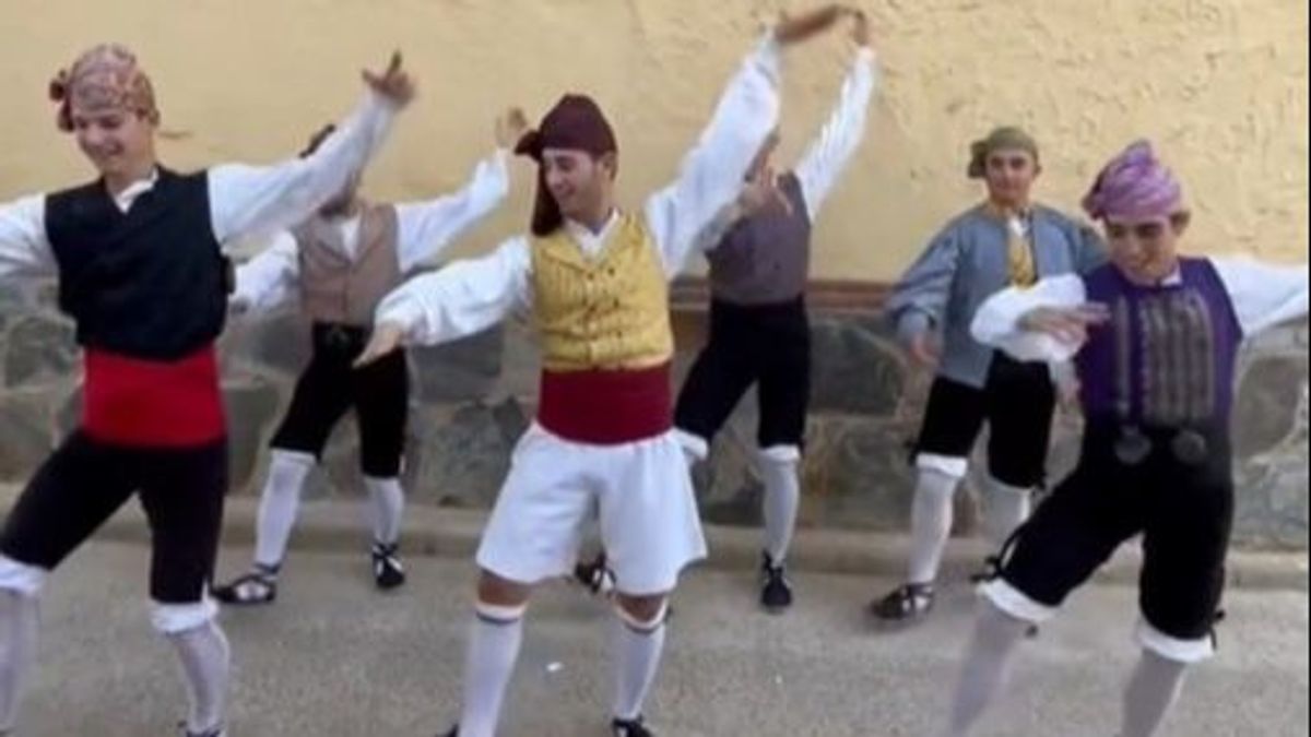 Un grupo de joteros aragoneses baila al ritmo de Quevedo y Bizarrap