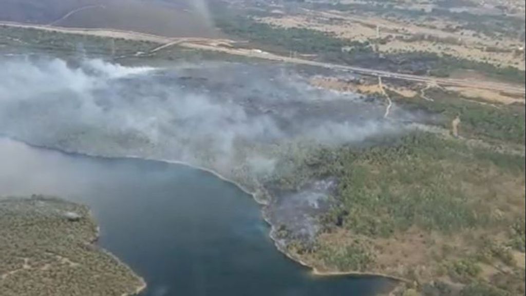 Un incendio cerca de la Sierra de la Culebra, en Zamora, obliga a cortar un tramo del AVE Madrid-Galicia