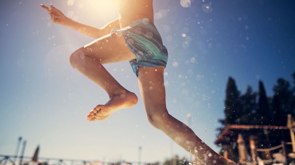 Un niños se lanza a una piscina