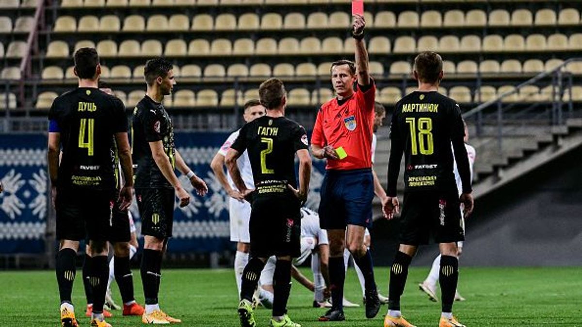 ZAPORIZHZHIA, UKRAINE - OCTOBER 25, 2020 - The referee shows the red card to defender Roman Hahun (C) of FC Rukh Lviv during the Ukrainian Premier League Matchday 7 game against FC Zorya Luhansk at the Slavutych Arena, Zaporizhzhia, southeastern Ukraine. - PHOTOGRAPH BY Ukrinform / Future Publishing (Photo credit should read Dmytro Smolyenko/ Ukrinform/Future Publishing via Getty Images) ZAPORIZHZHIA, UKRAINE - OCTOBER 25, 2020 - The referee shows the red card to defender Roman Hahun (C) of FC Rukh Lviv during the Ukrainian Premier League Matchday 7 game against FC Zorya Luhansk at the Slavutych Arena, Zaporizhzhia, southeastern Ukraine. - PHOTOGRAPH BY Ukrinform / Future Publishing (Photo credit should read Dmytro Smolyenko/ Ukrinform/Future Publishing via Getty Images)