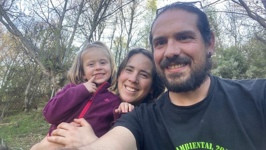 Antonio, su mujer y su hija en la explotación con 200 cabras que gestionan en Soutogrande