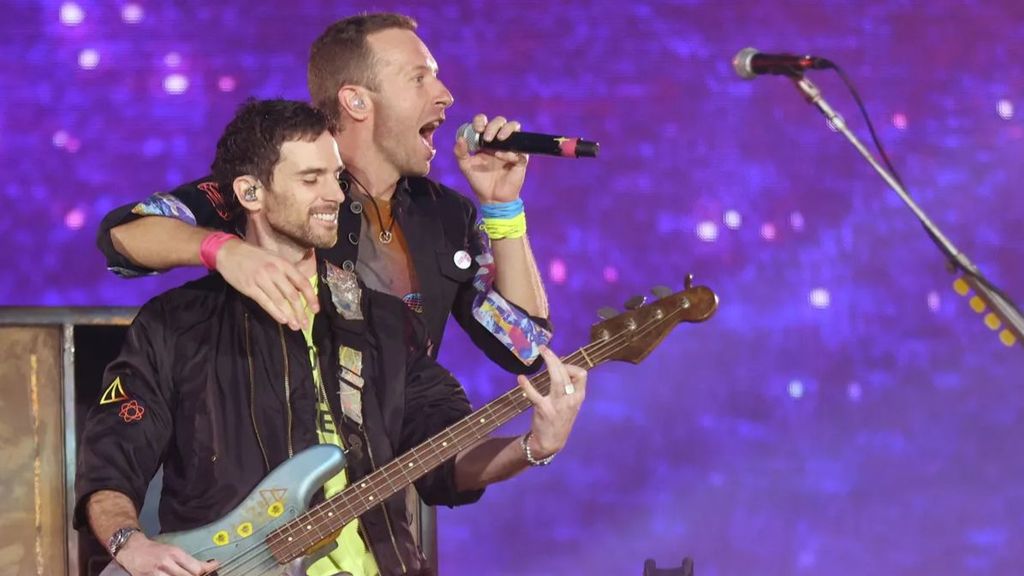 Chris Martin junto a un miembro de la banda Coldplay