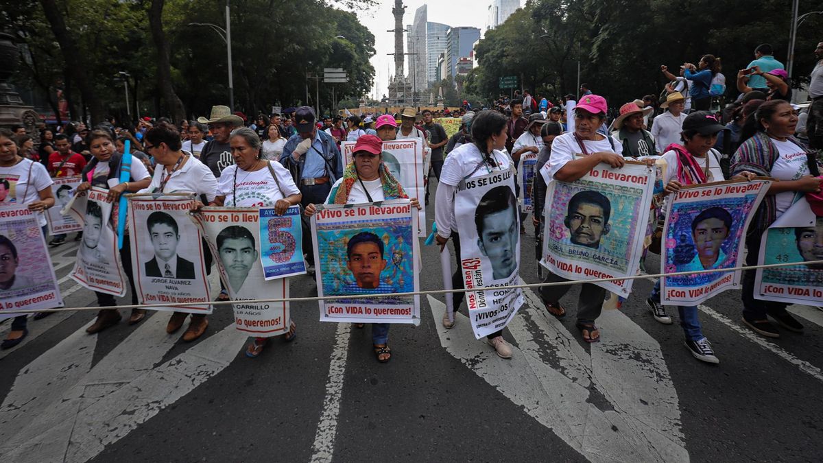 Manifestación en recuerdo de los 43 estudiantes de Ayotzinapa