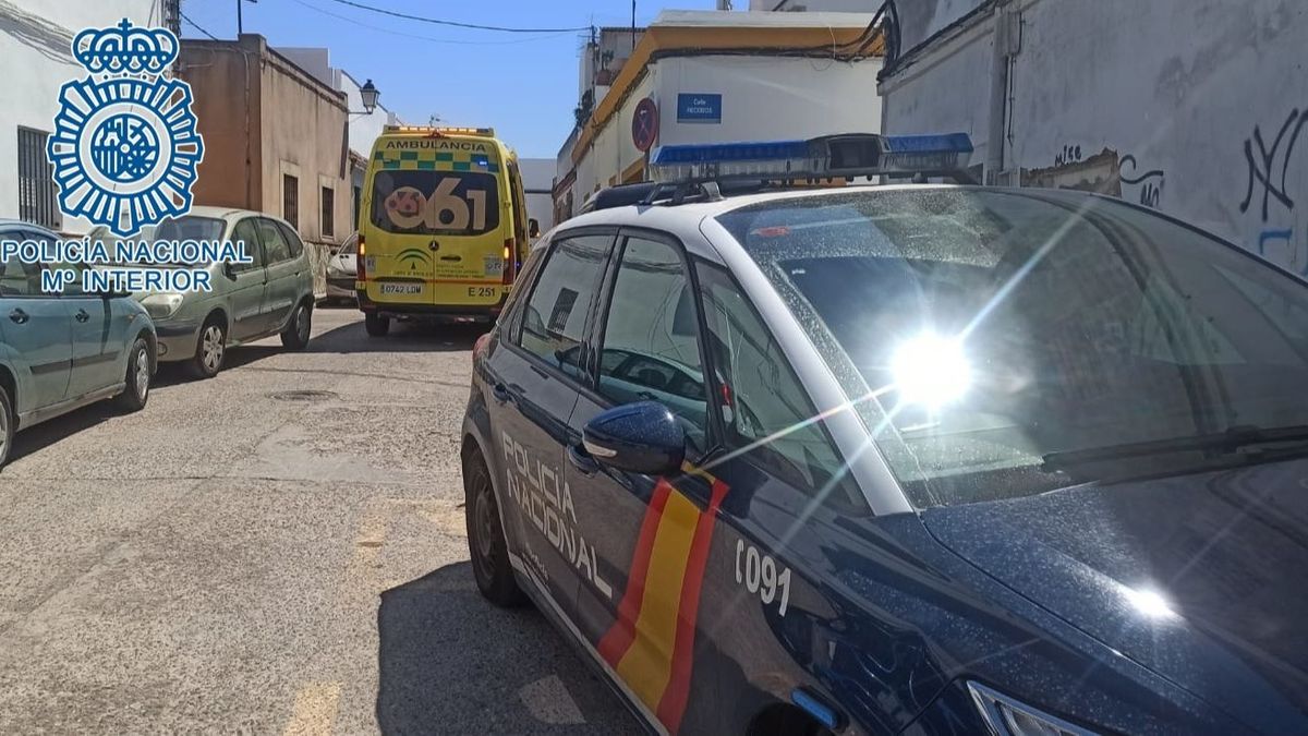 Un coche de la Policía Nacional y una ambulancia en una calle de Jerez de la Frontera, en Cádiz