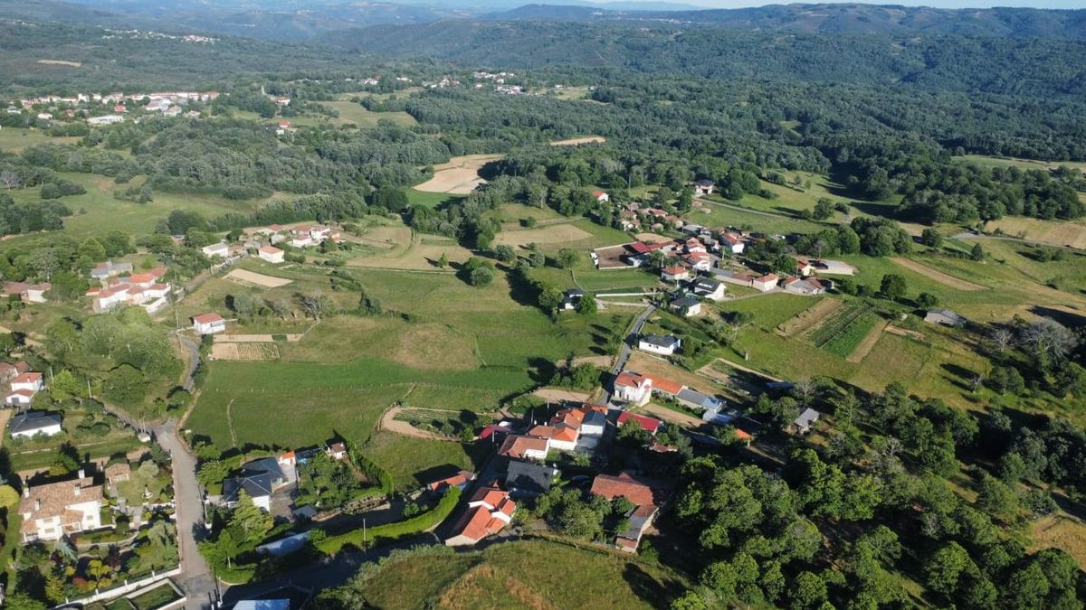 Vista aérea de Riós con el núcleo de Romariz, afectado por el corte, en primer término Vista aérea de Riós con el núcleo de Romariz, afectado por el corte, en primer término