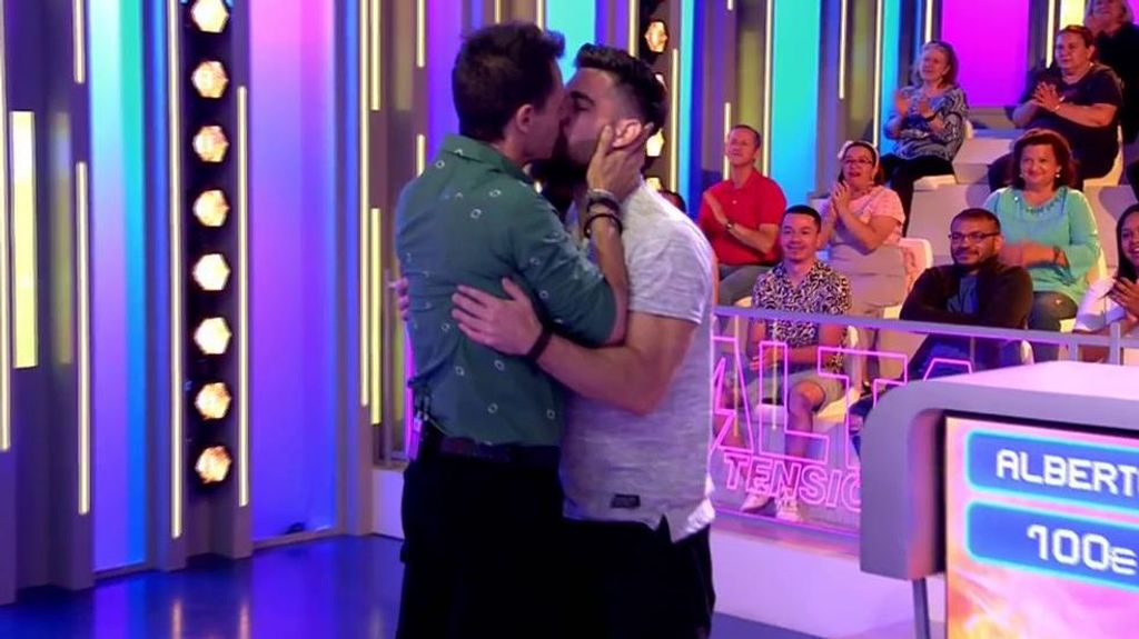 Christian Gálvez besa a Alberto en 'Alta Tensión': "Puede que me la sepa si me besas"