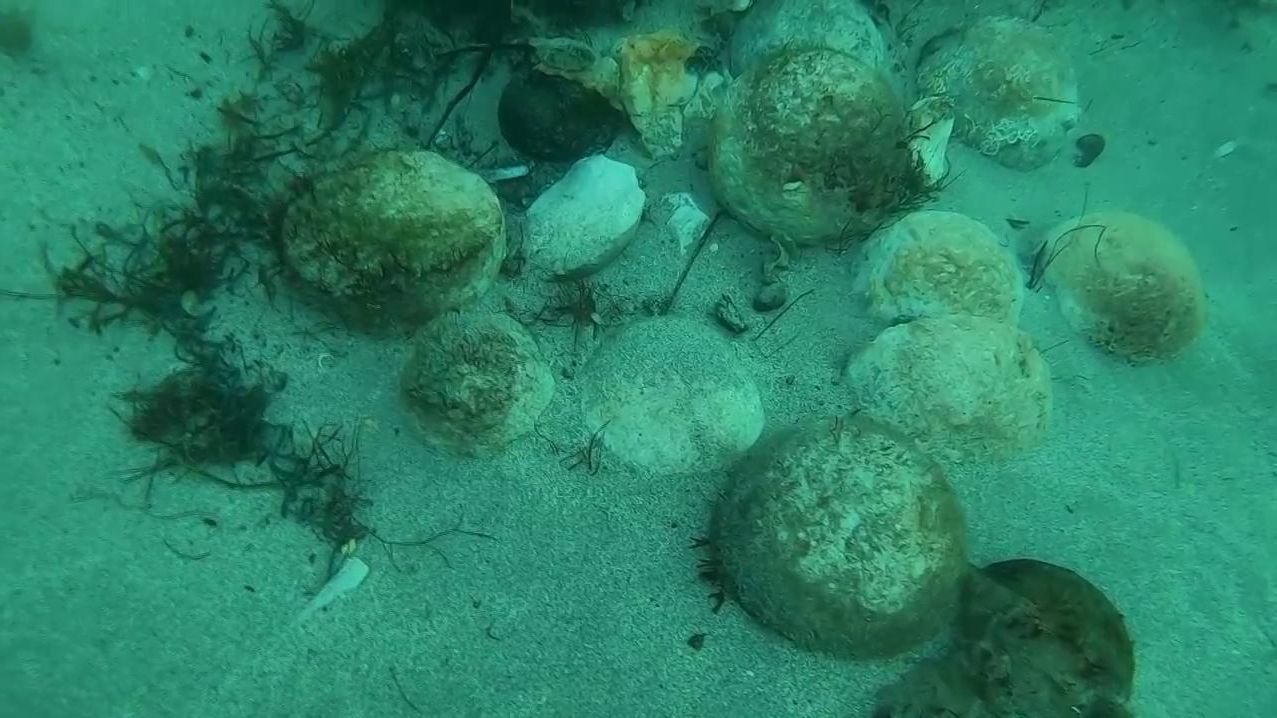 Balas de cañón encontradas en el galeón de Ribadeo