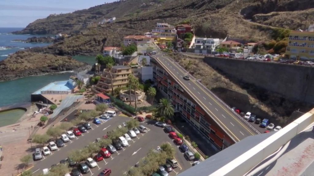 El desastre urbanístico de construir un edificio bajo una carretera en Tacoronte, Tenerife
