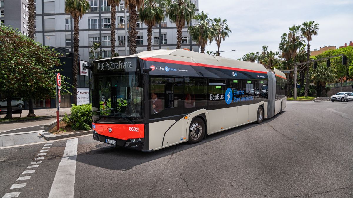 EuropaPress 4338125 vehiculos electricos flota transports metropolitans barcelona tmb