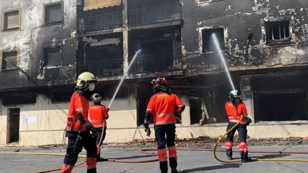 Devastador incendio en un bazar en Ronda lleno de pintura y material inflamable