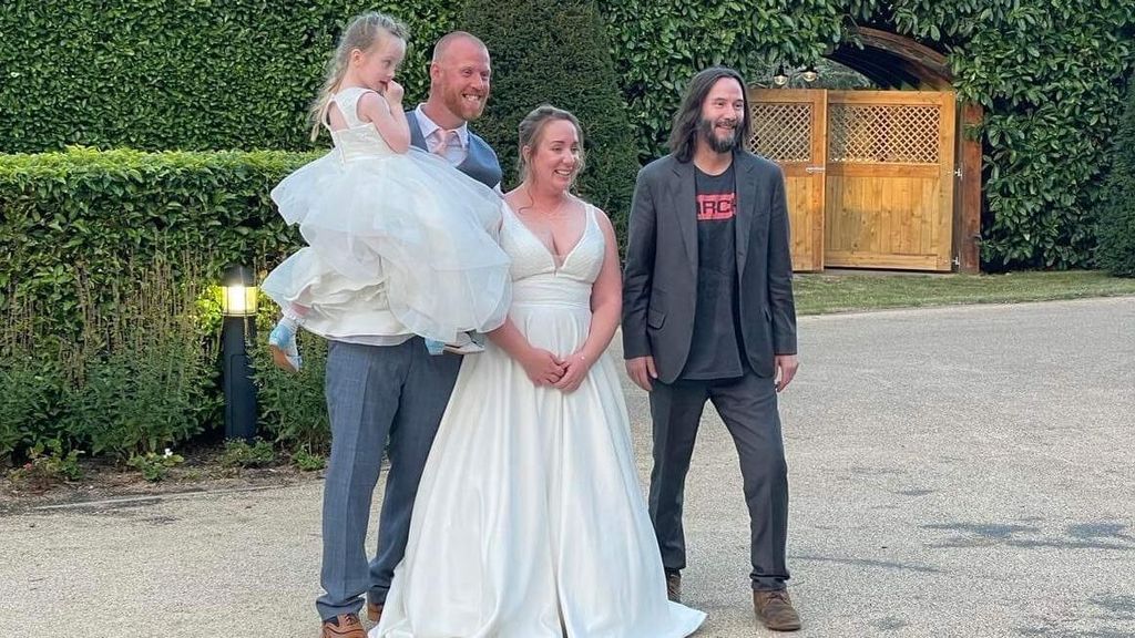 Keanu Reeves asiste por sorpresa a la boda de dos desconocidos
