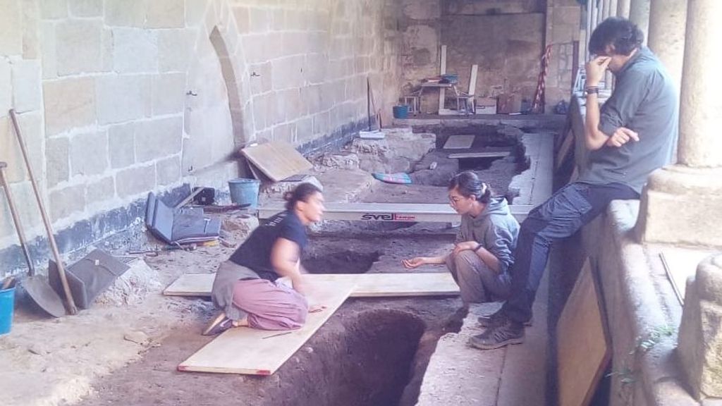 Tumbas milenarias descubiertas en el convento de Santa Clara, Pontevedra