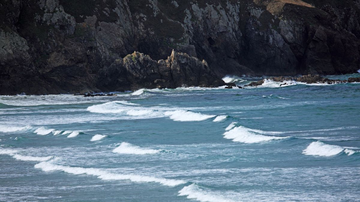 Una adolescente muere ahogada en una playa de Cornualles, Reino Unido