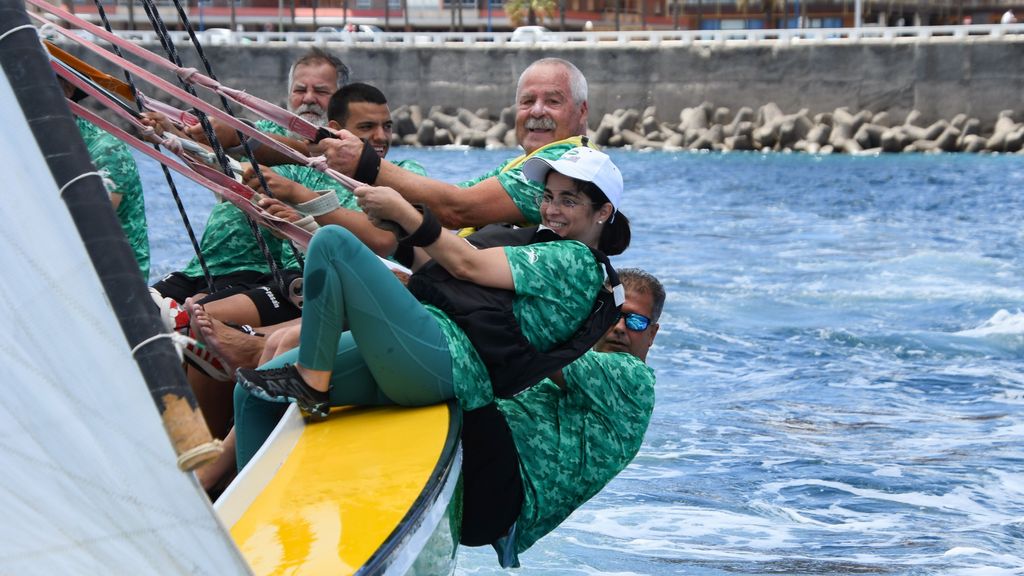 La Ministra Darías se moja con la Vela Latina Canaria a bordo del 'Porteño'