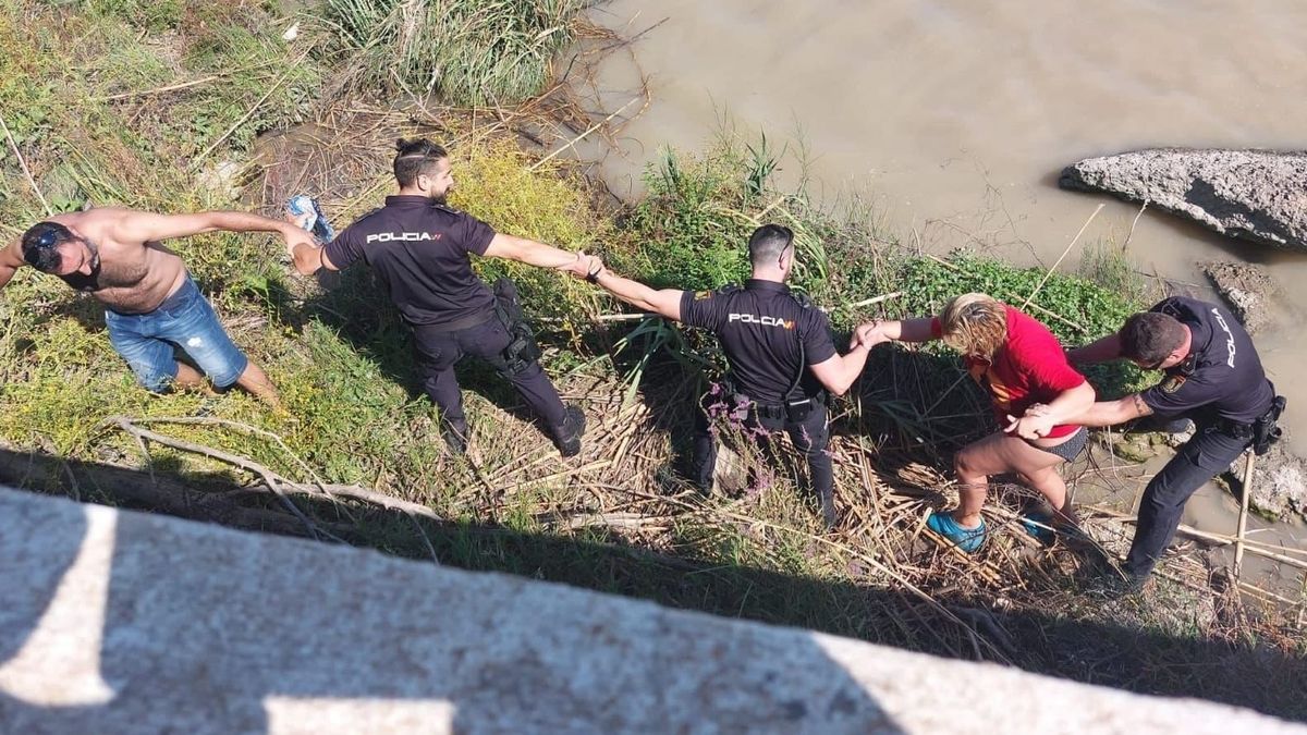 Rescate de una mujer caída al río en Coria, en Sevilla