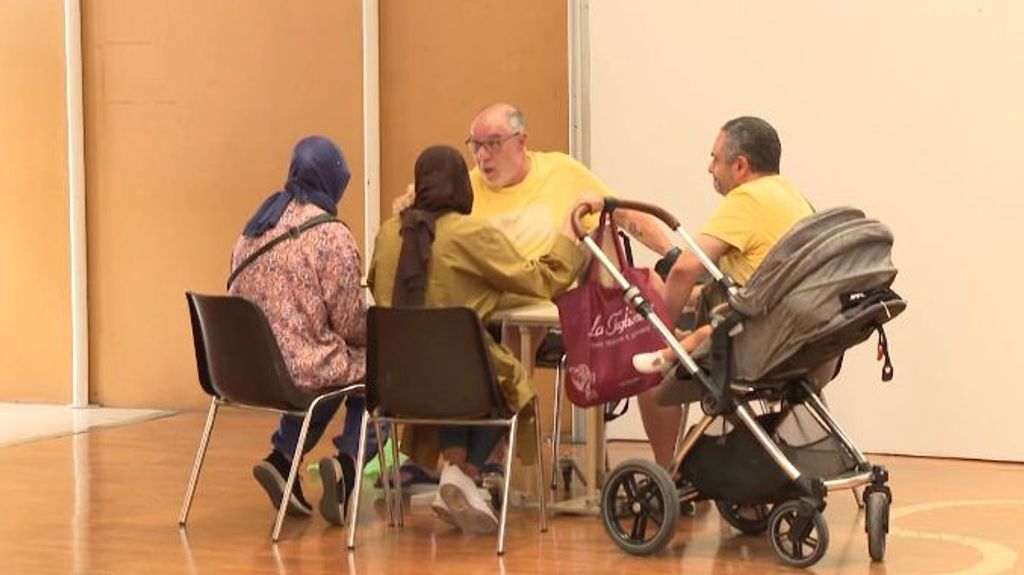 Un grupo de jubilados paralizan desahucios en Badalona