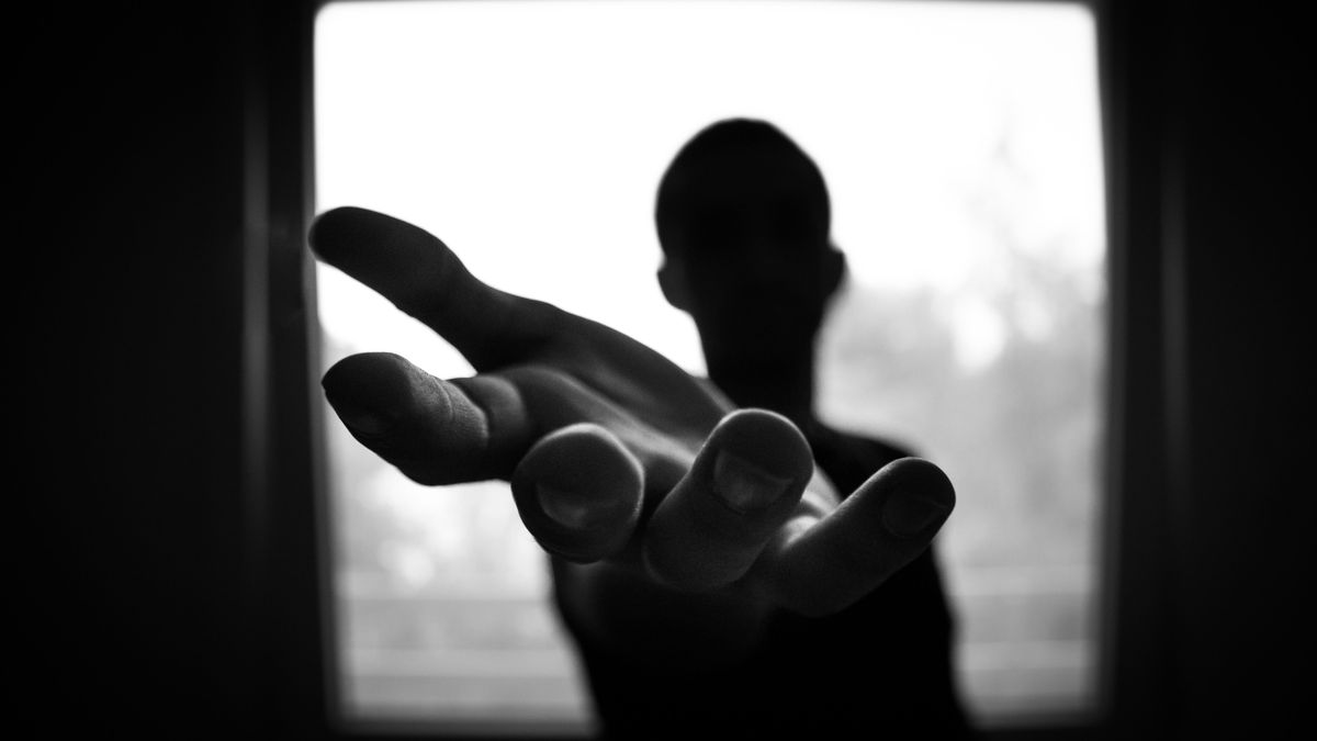 Un hombre extendiendo la mano Un hombre extendiendo la mano