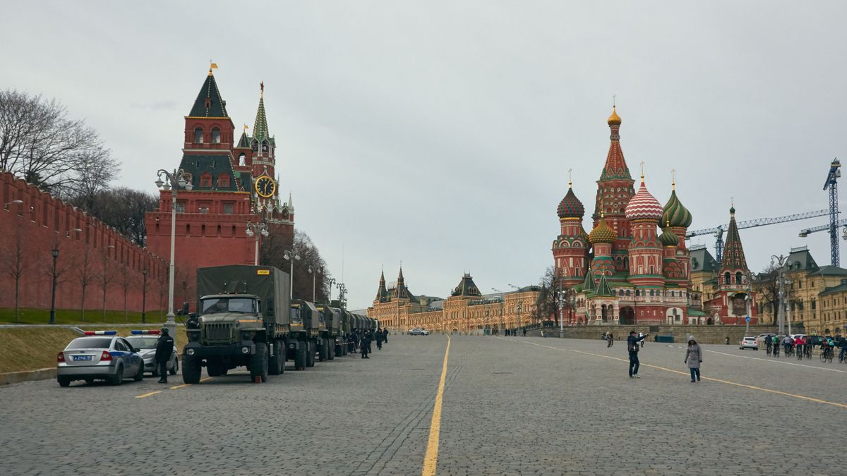 Varios militares desfilan en Moscú, donde estaría la espía rusa Olga Kolobova