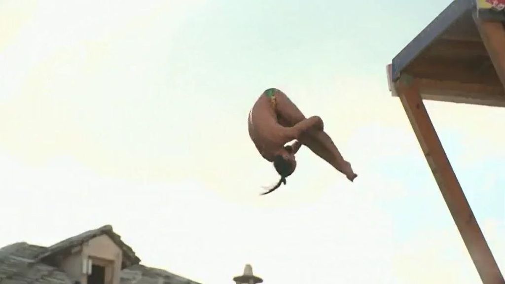 El Cliff Diving World Series de Mostar vuelve a deleitar al público con saltos imposibles