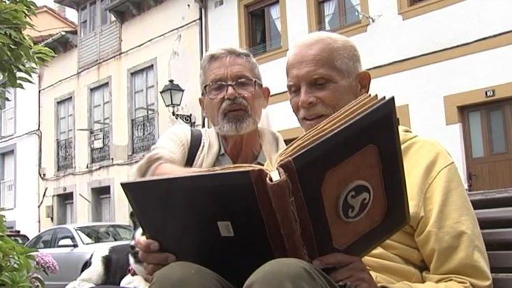 Emilio Menéndez y su marido, Carlos Baturin: el primer matrimonio igualitario en España celebra su 17 aniversario