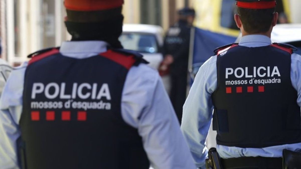 Los Mossos d'Esquadra han detenido a tres personas por insultar y amenazar a un joven por su condición sexual en Rosas, Gerona