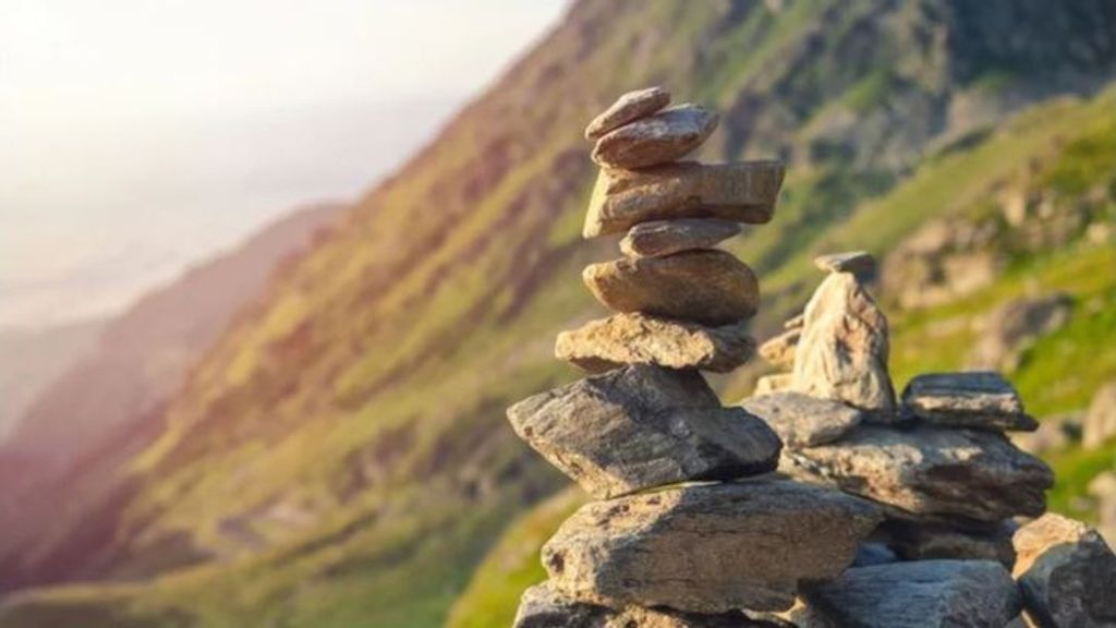 ¿Por qué no hay que hacer montoncitos de piedras en playas y montañas?