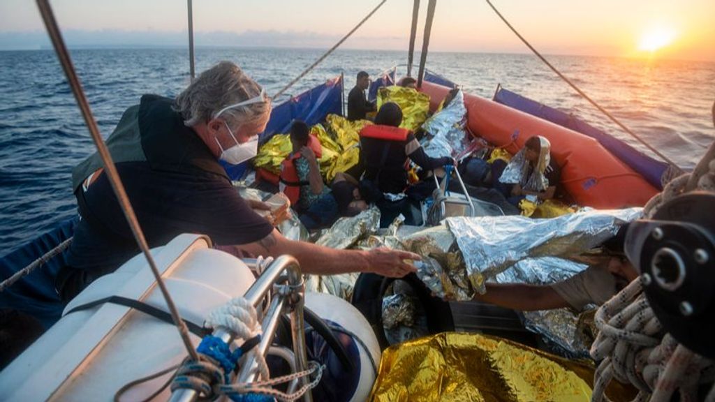 Refugiados a bordo del barco Nadir, tras ser rescatados en el Mar Mediterráneo