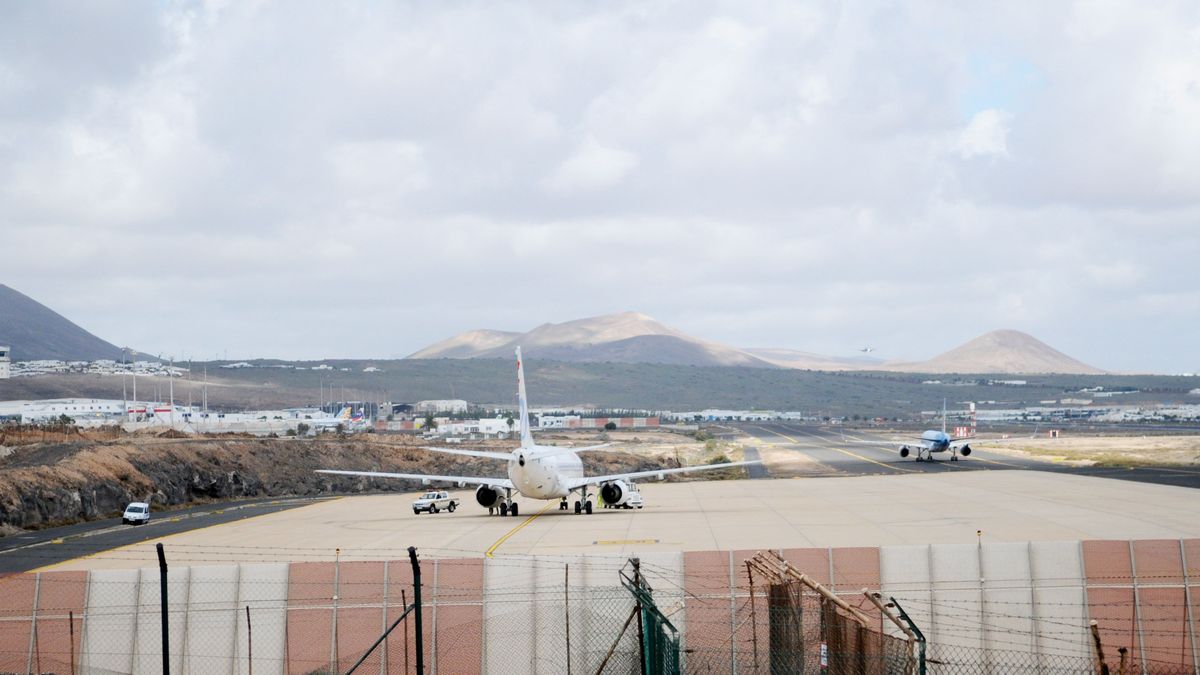 Un avión en el aeropuerto de Lanzarote