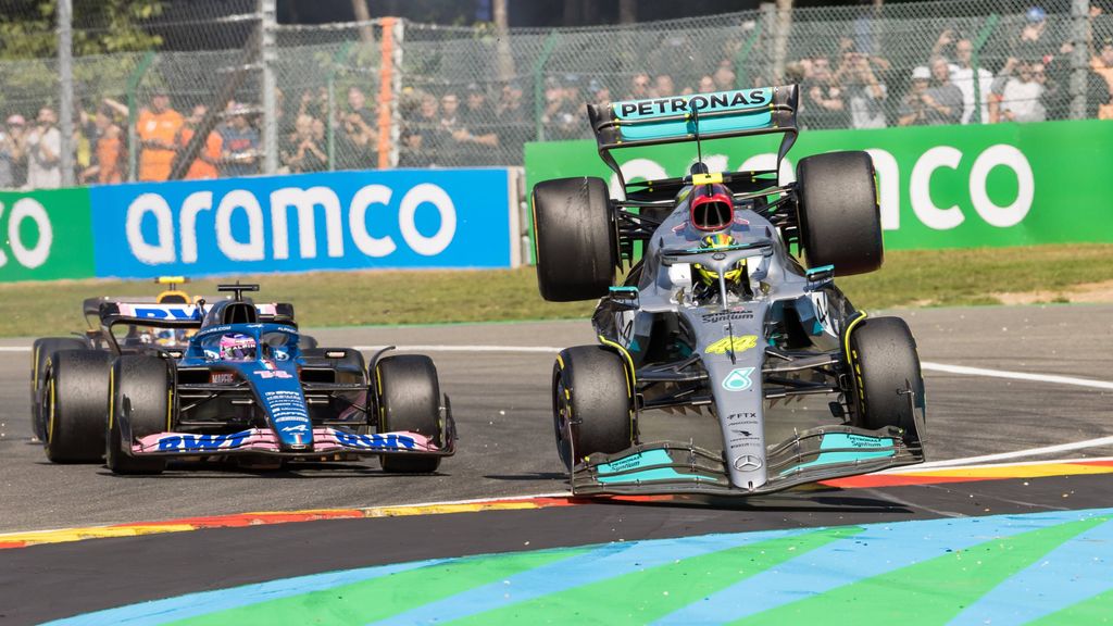 Alonso carga contra Hamilton tras chocar en Spa: "Este tío solo sabe pilotar cuando sale primero"