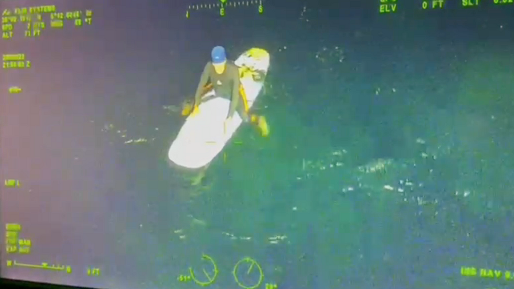 Rescatan a un windsurfista en Tarifa que iba a la deriva tras perder su vela