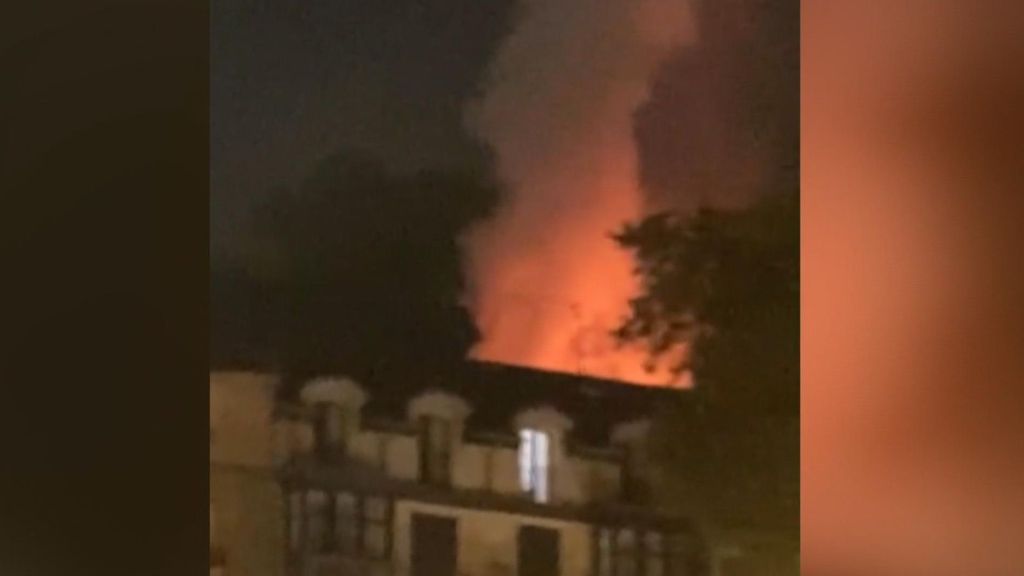 El espectacular incendio de un edificio de Bilbao tras los fuegos artificiales del sábado de Aste Nagusia